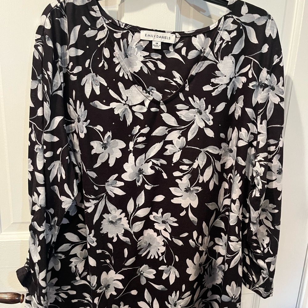 Women’s Emily Daniel’s size 1X. In excellent preowned condition.